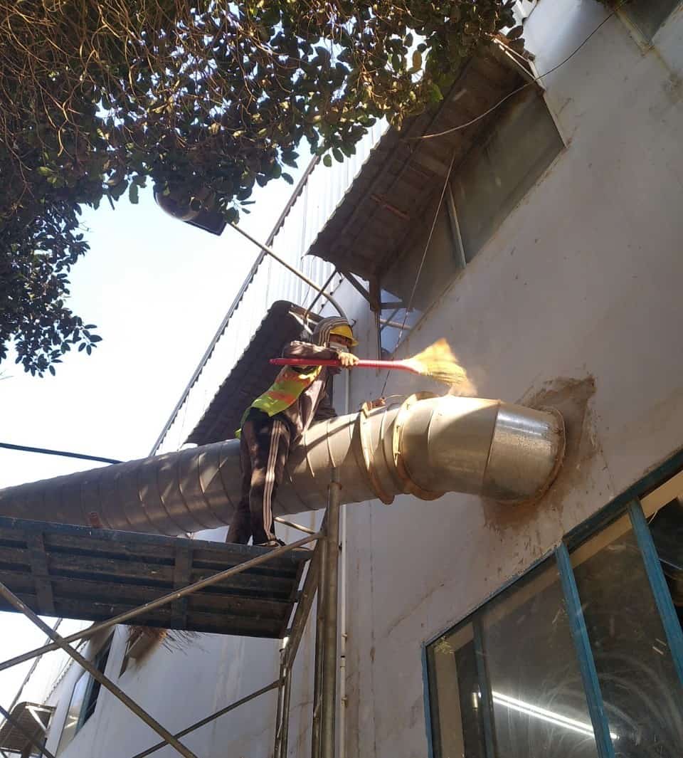 vệ sinh nhà xưởng công ty đồ gỗ Phúc Thắng