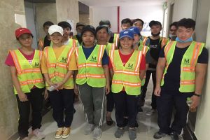 nhân viên vệ sinh duy trì hàng ngày